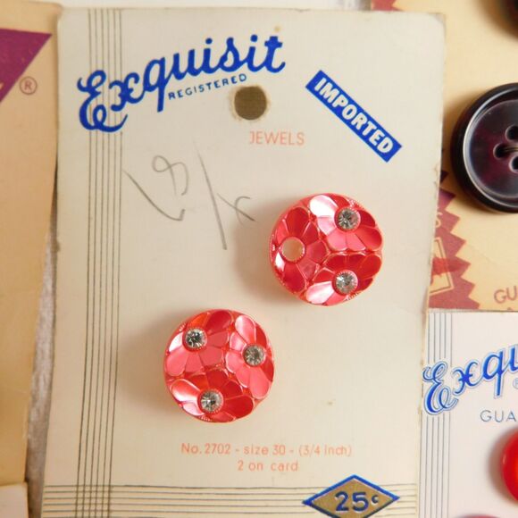 Vintage Buttons On Cards Lot Of 24 Pinks, Purples Burgundy LaMode, LeBouton NOS - Picture 6 of 16